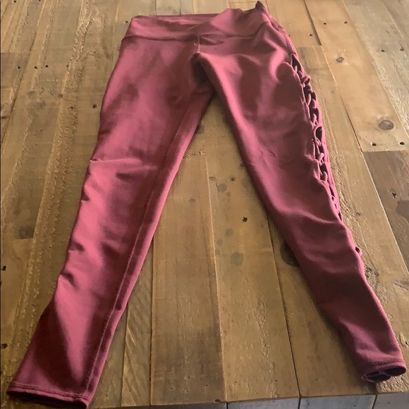 Alo yoga Interlace leggings in black cherry - Picture 2 of 3